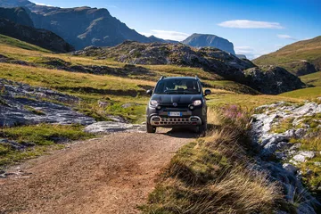 Fiat Panda en contexto natural mostrando su adaptabilidad al terreno.