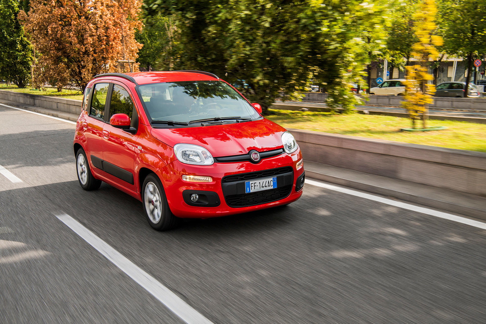 Fiat Panda en movimiento, mostrando su diseño frontal y lateral.