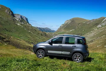 Fiat Panda capturado en un entorno montañoso demostrando su versatilidad.