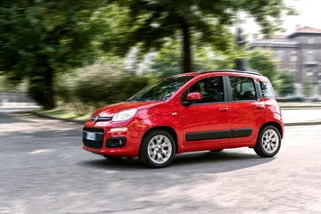 Fiat Panda en movimiento destacando su diseño lateral compacto y urbano.