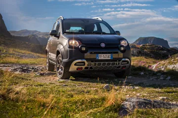 Vista del Fiat Panda en entorno natural destacando su frontal y perfil lateral