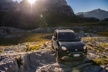 Vista dinámica del Fiat Panda en ambiente de montaña, destacando su capacidad todoterreno