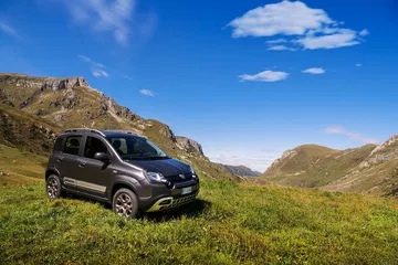 Vista diagonal del Fiat Panda en ambiente natural, realzando su capacidad utilitaria.