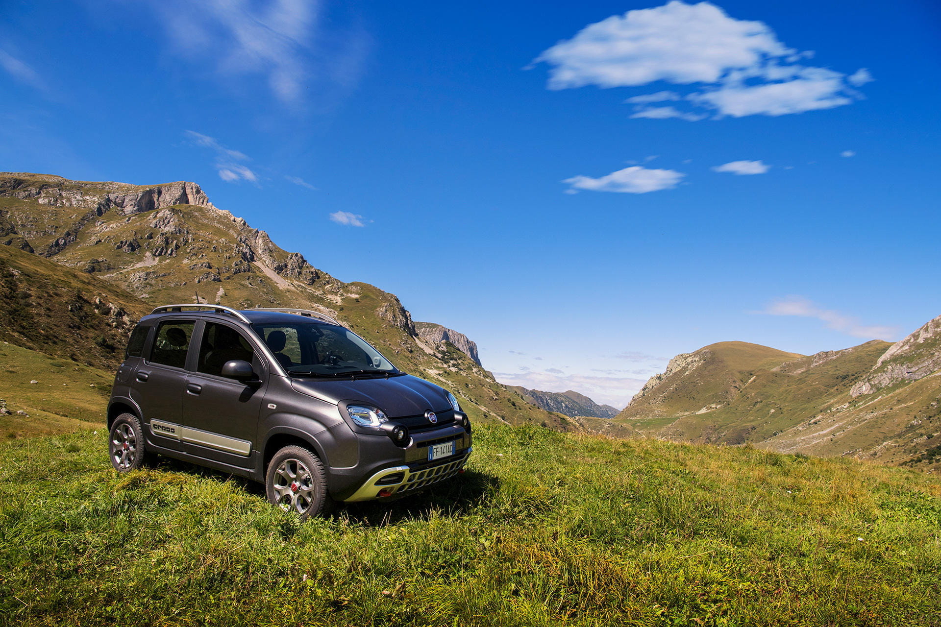 Vista diagonal del Fiat Panda en ambiente natural, realzando su capacidad utilitaria.