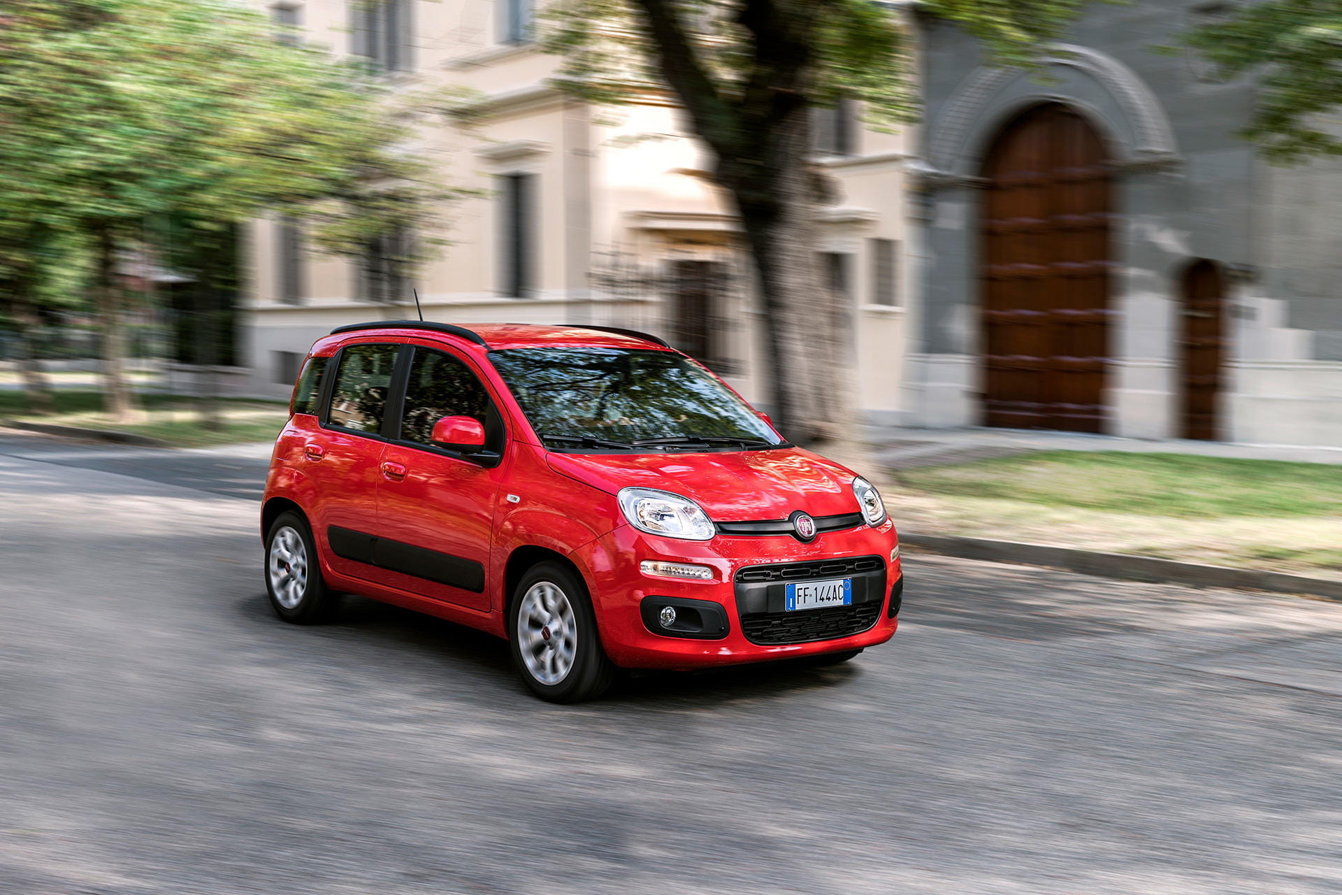 Vista dinámica del Fiat Panda en acabado rojo circulando por la urbe.