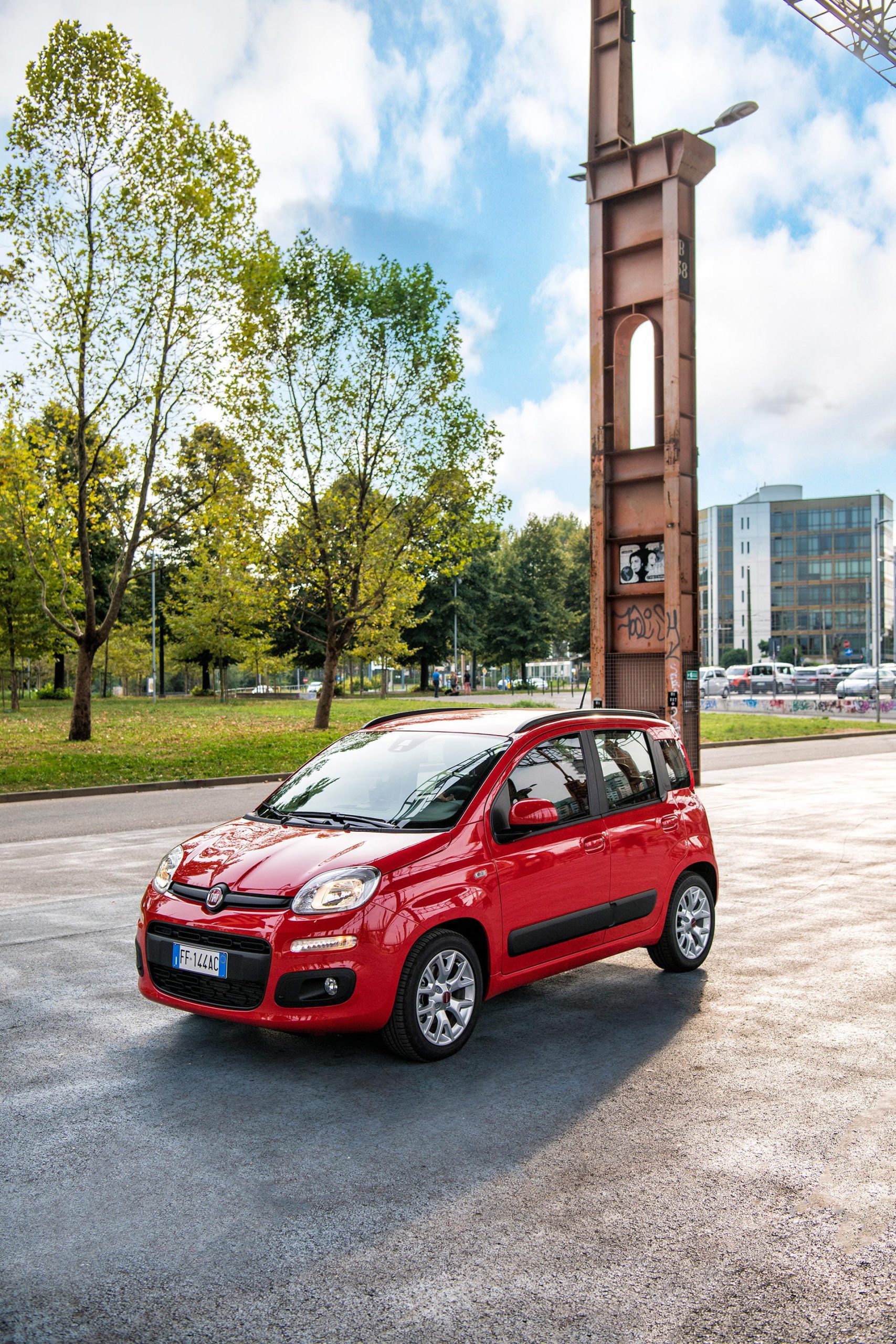 Vista lateral del Fiat Panda en un escenario urbano, destacando su diseño compacto.