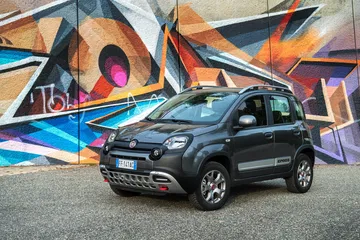 Vista angular del Fiat Panda resaltando su diseño compacto