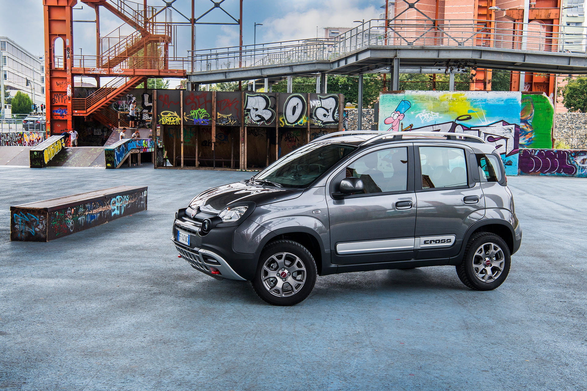 Vista lateral del Fiat Panda en un entorno urbano, mostrando su diseño compacto.