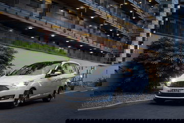 Ford C-MAX luciendo su diseño lateral y frontal en un entorno urbano