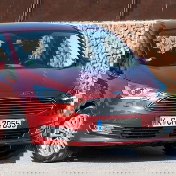 Vanguardista diseño delantero del Ford C-MAX con parrilla cromada.