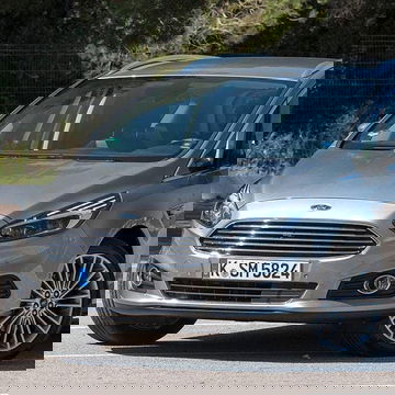 Vista frontal del Ford C-MAX destacando su parrilla y faros.