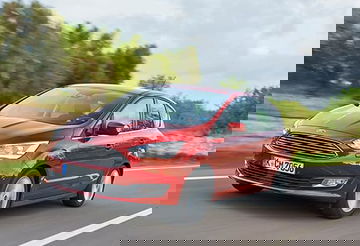 Vista dinámica del Ford C-MAX en movimiento, enfatizando su diseño frontal y lateral.