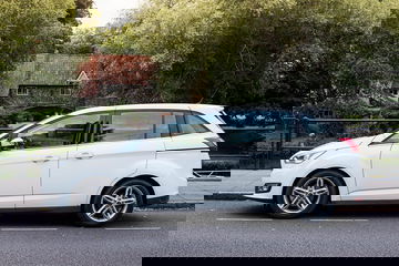 Vista lateral del Ford C-MAX, mostrando su diseño aerodinámico y líneas suaves.