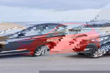 Vista lateral del Ford C-MAX destacando su diseño aerodinámico y llantas de aleación.