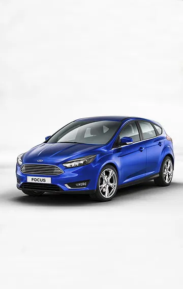 Vista dinámica del Ford Focus en acabado azul vibrante, resaltando su diseño aerodinámico.