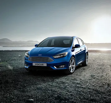 Ford Focus en acabado azul, destaca su diseño dinámico y moderno.