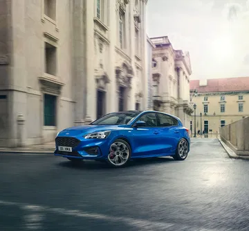 Vista dinámica del Ford Focus en tonalidad azul, destacando su diseño moderno.