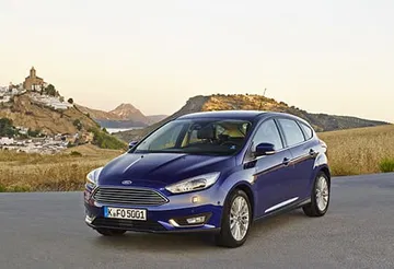 Vista lateral y delantera del Ford Focus en color azul con paisaje al fondo.