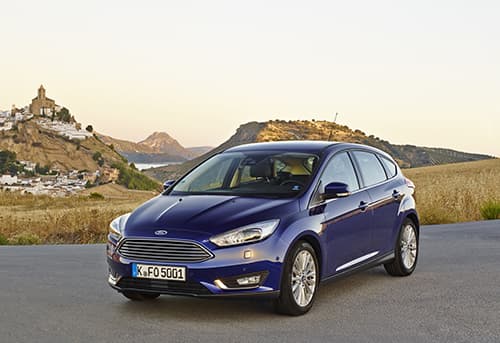 Vista lateral y delantera del Ford Focus en color azul con paisaje al fondo.