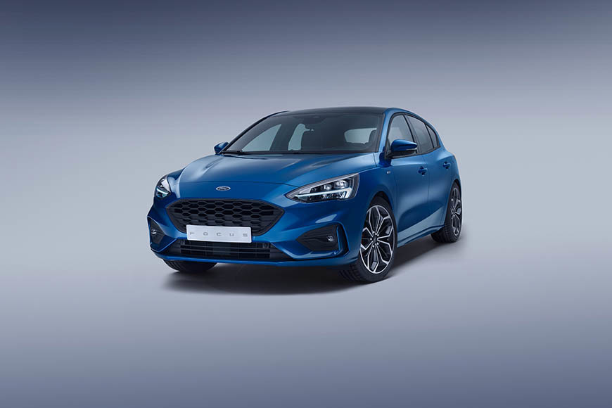 Vista dinámica del Ford Focus en acabado azul destacando su diseño frontal y lateral.
