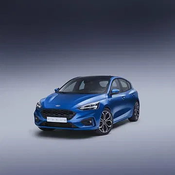 Vista frontal y lateral del Ford Focus en un tono azul vibrante.