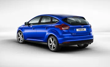 Vista dinámica trasera y lateral del Ford Focus en color azul.