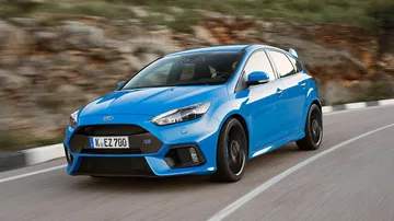 Vista dinámica del Ford Focus mostrando su diseño lateral y frontal en movimiento.