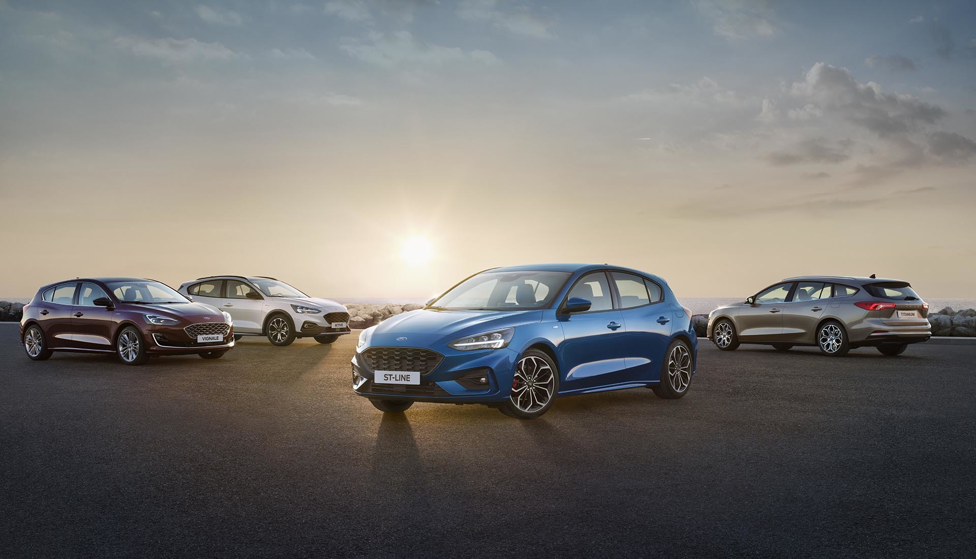 Flota Ford Focus al amanecer, destacando el modelo con acabado azul.