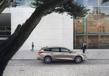 Vista lateral del Ford Focus que muestra su línea y diseño aerodinámico.