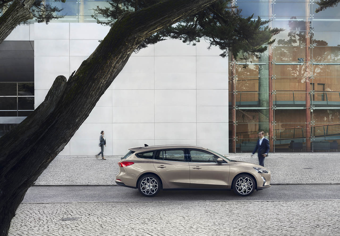 Vista lateral del Ford Focus que muestra su línea y diseño aerodinámico.