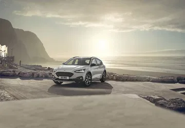 Ford Focus capturado con una estética vanguardista al atardecer.