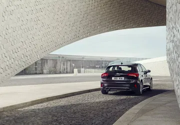 Vista trasera y lateral del Ford Focus con un diseño moderno y líneas dinámicas