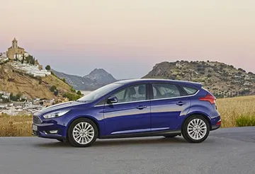 Vista dinámica lateral del Ford Focus, destacando su línea aerodinámica.