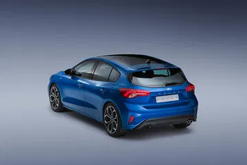 Vista dinámica de la trasera y perfil del Ford Focus, destacando su diseño deportivo.