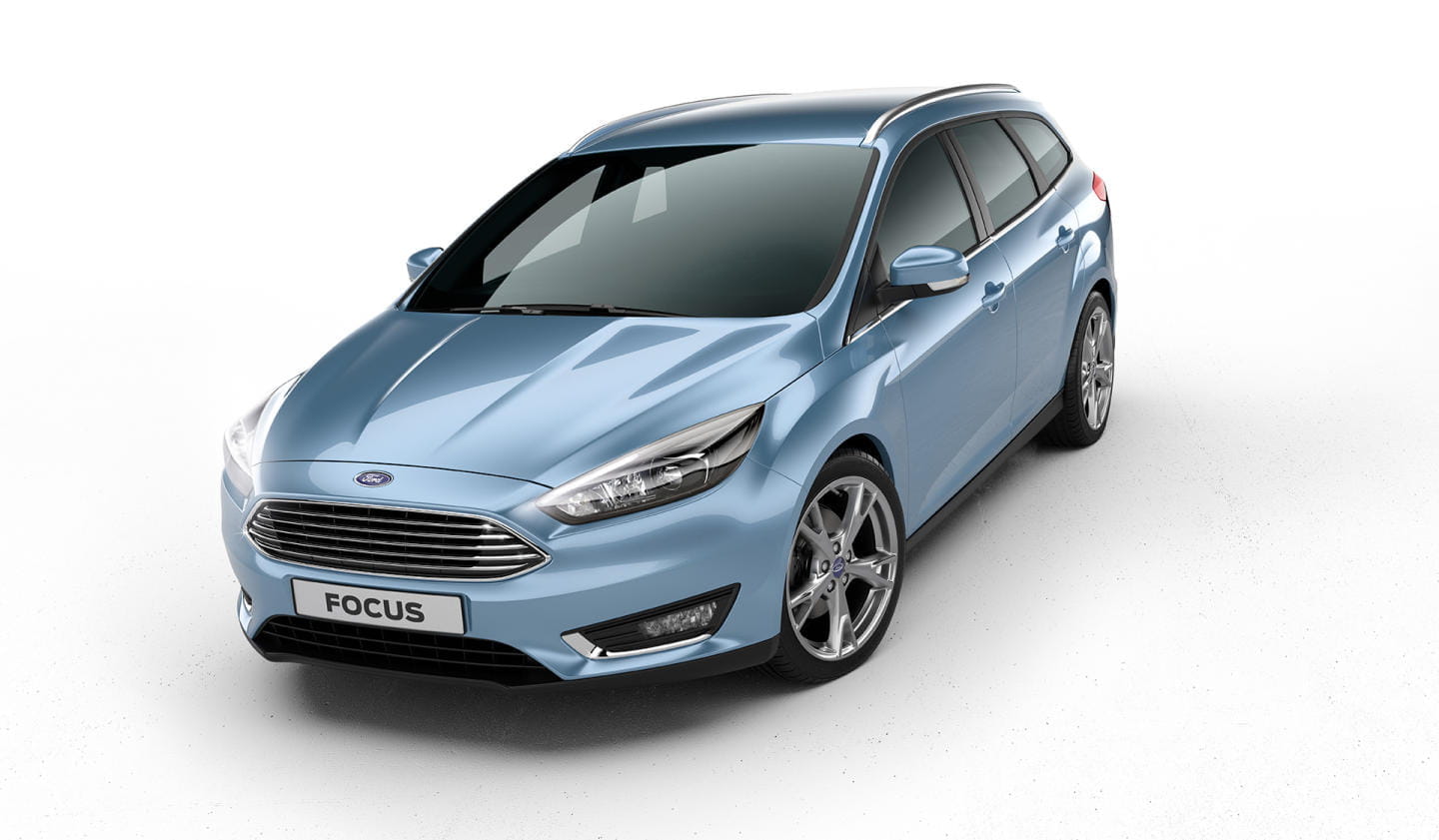 Vista angular del Ford Focus mostrando su diseño aerodinámico y líneas modernas.