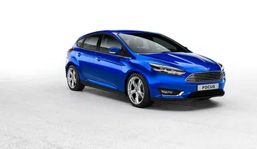 Vista angular delantera del Ford Focus, destacando su diseño dinámico.