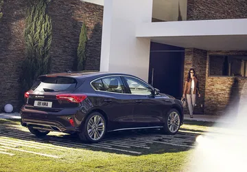 Vista lateral del Ford Focus mostrando líneas dinámicas y diseño moderno.