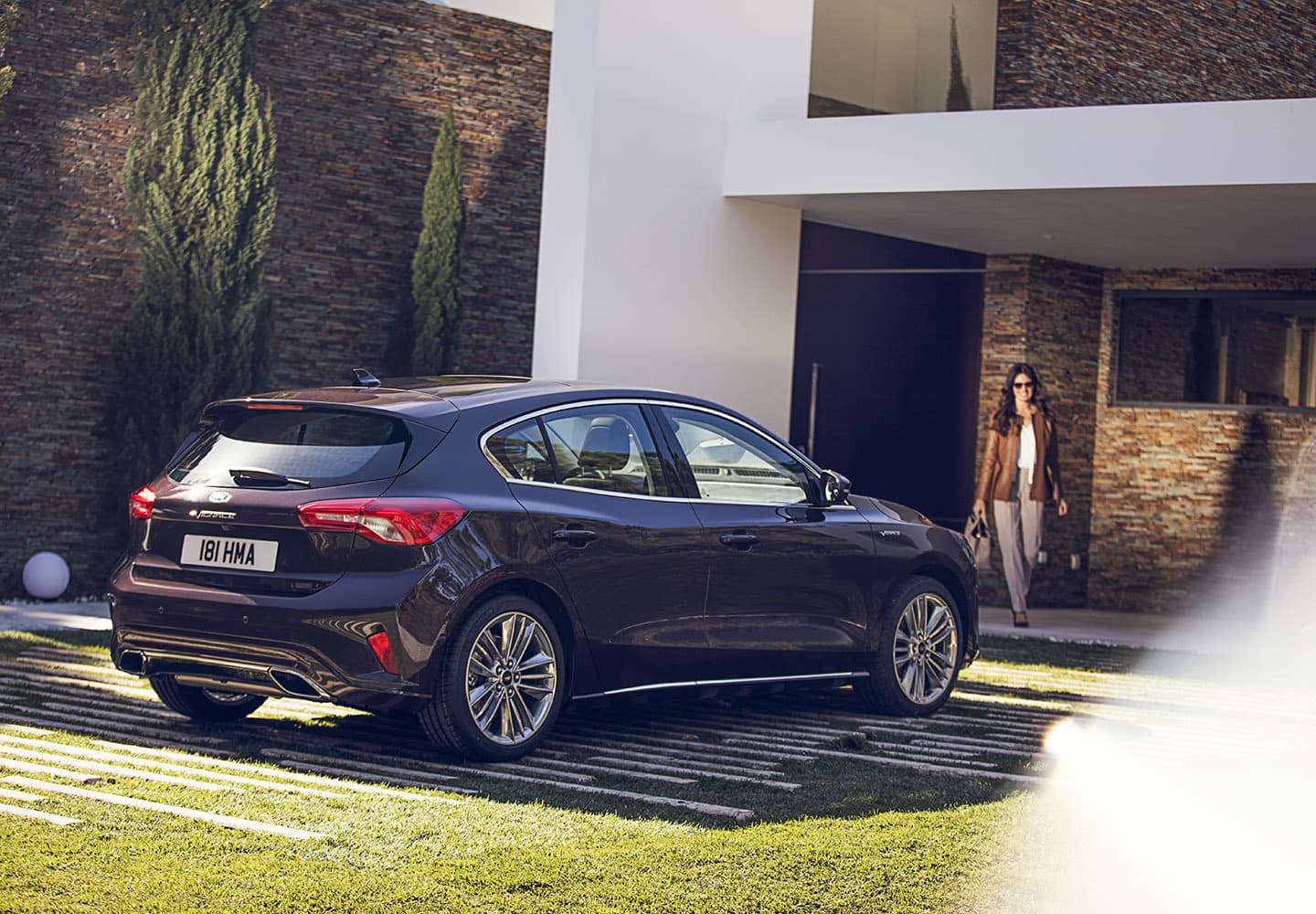 Vista lateral del Ford Focus mostrando líneas dinámicas y diseño moderno.