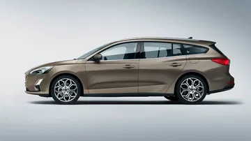 Vista lateral del Ford Focus mostrando su línea aerodinámica y llantas de aleación
