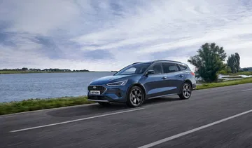 Ford Focus captado en movimiento, mostrando un dinamismo y diseño lateral elegante