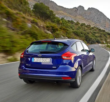 El Ford Focus mostrando su dinamismo y líneas modernas en carretera.