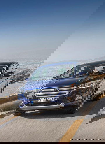 Vista dinámica del Ford Kuga destacando su elegante frontal y línea lateral.