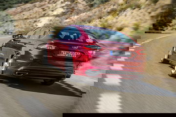 Vista dinámica del Ford Mondeo resaltando su diseño aerodinámico.