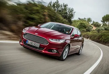 Ford Mondeo en movimiento mostrando su elegante diseño frontal y lateral.