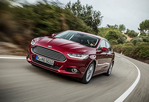 Ford Mondeo en movimiento mostrando su elegante diseño frontal y lateral.