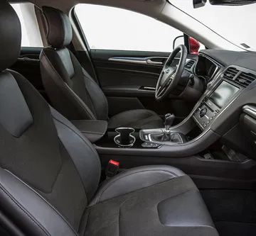 Vista de la consola central y asientos del Ford Mondeo, destacando su ergonomía.