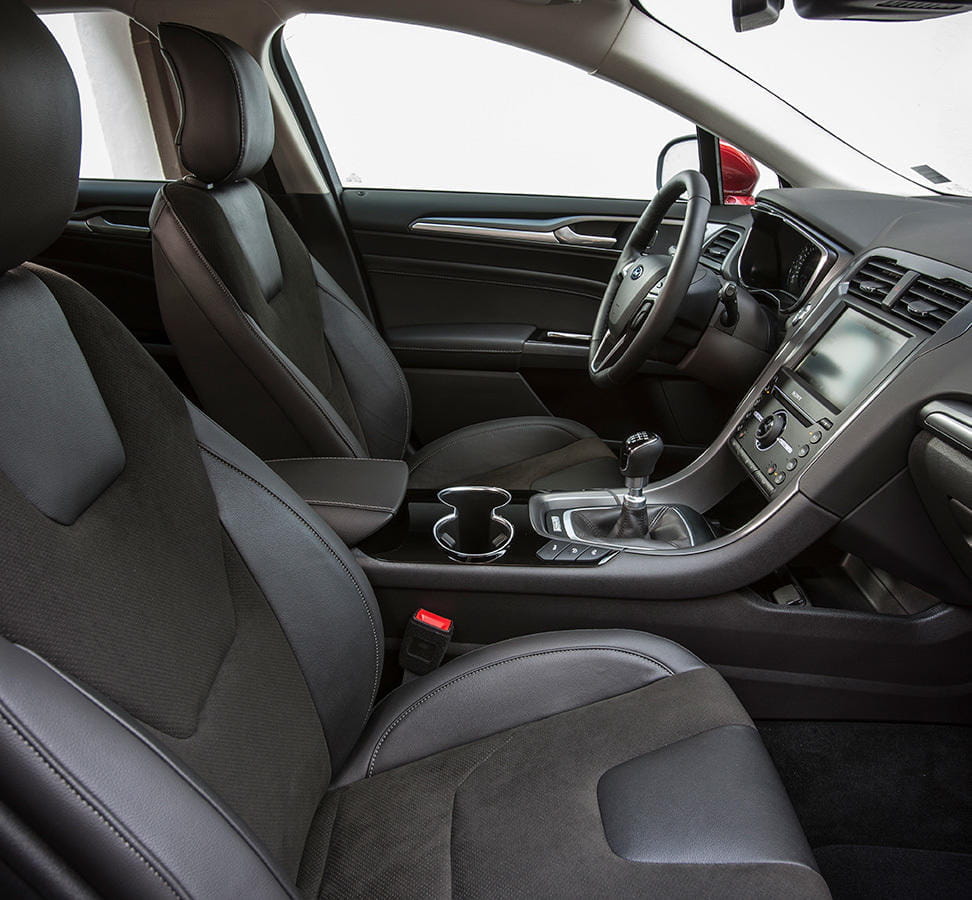 Vista de la consola central y asientos del Ford Mondeo, destacando su ergonomía.