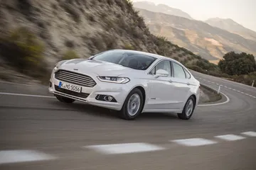 Vista dinámica del Ford Mondeo en una carretera con curvas