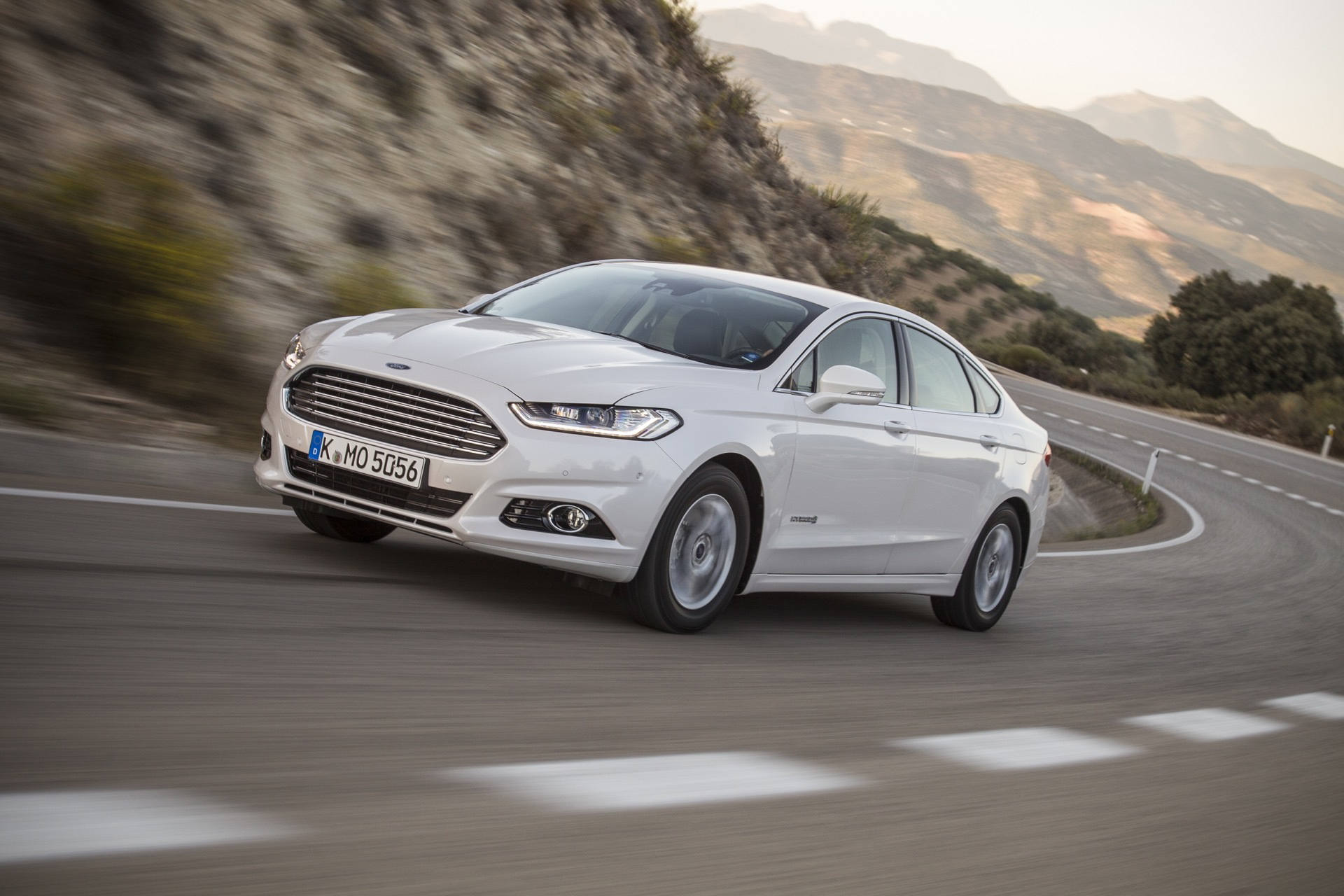 Vista dinámica del Ford Mondeo en una carretera con curvas
