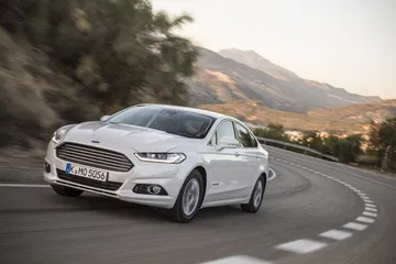 Ford Mondeo mostrando su estilizada silueta y frontal en movimiento.
